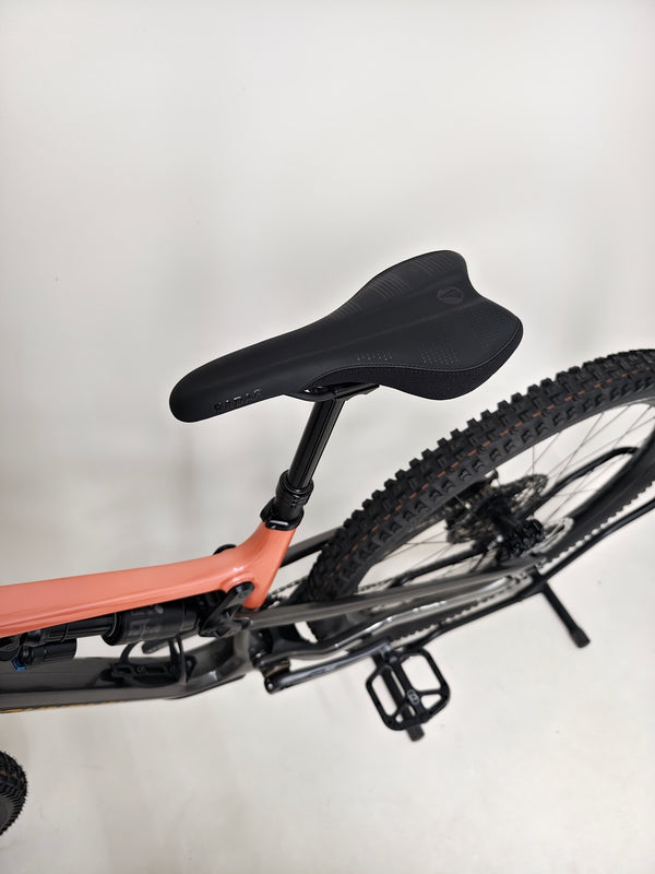 Detailed view of the Schwalbe Albert Trail Pro tyres on the Rocky Mountain Altitude Carbon 70 2022, priced at £2,590.00 with free UK delivery.