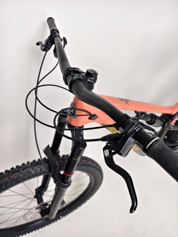 Roval hub detail on the rear wheel of the Rocky Mountain Altitude Carbon 70 2022, now for £2,590.00 with free UK delivery.