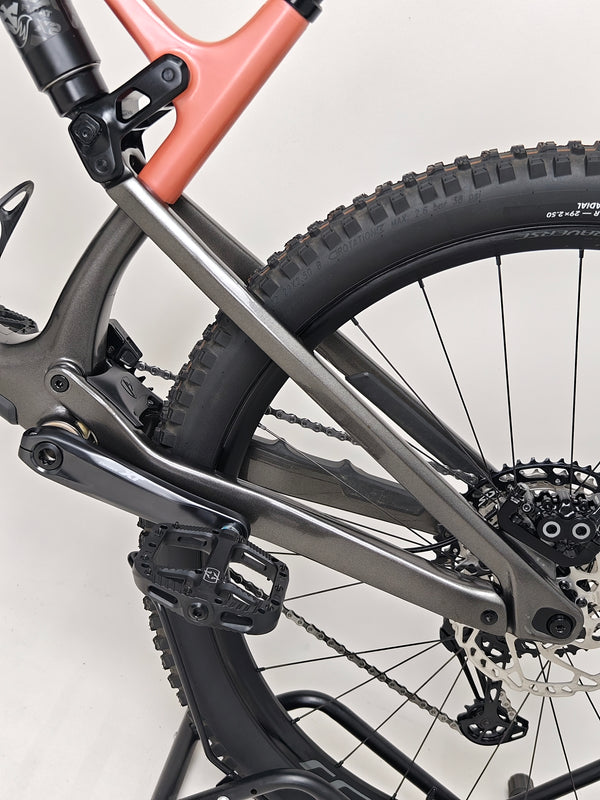 Image of the bike's custom components on the Rocky Mountain Altitude Carbon 70 2022, a top choice for enthusiasts at £2,590.00 with free UK delivery.