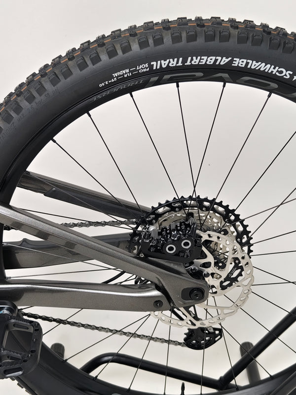 Image highlighting the overall design and finish of the Rocky Mountain Altitude Carbon 70 2022 for £2,590.00 with free UK delivery.