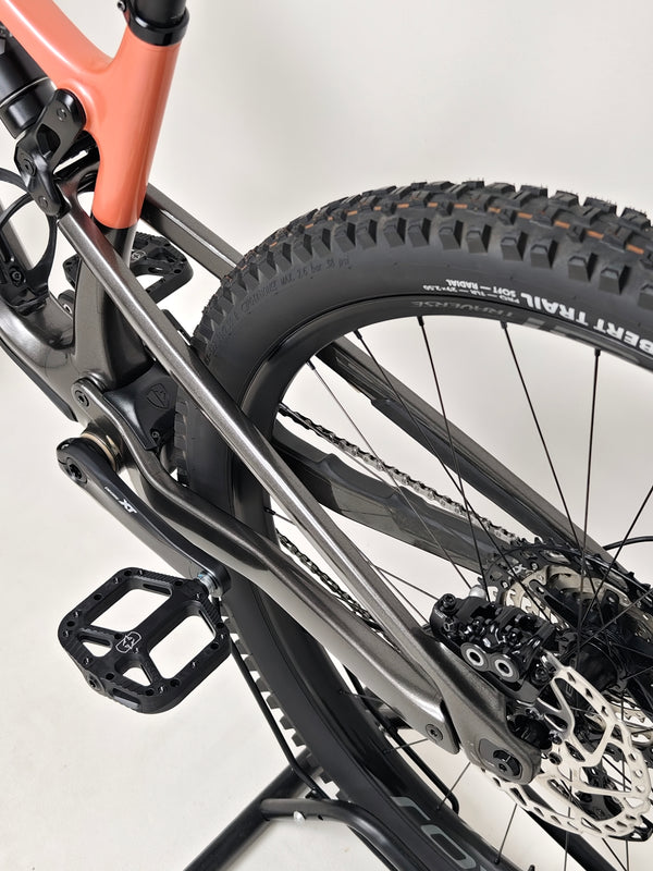 Overview of mountain bike components on the Rocky Mountain Altitude Carbon 70 2022, perfect for riders at £2,590.00 with free UK delivery.