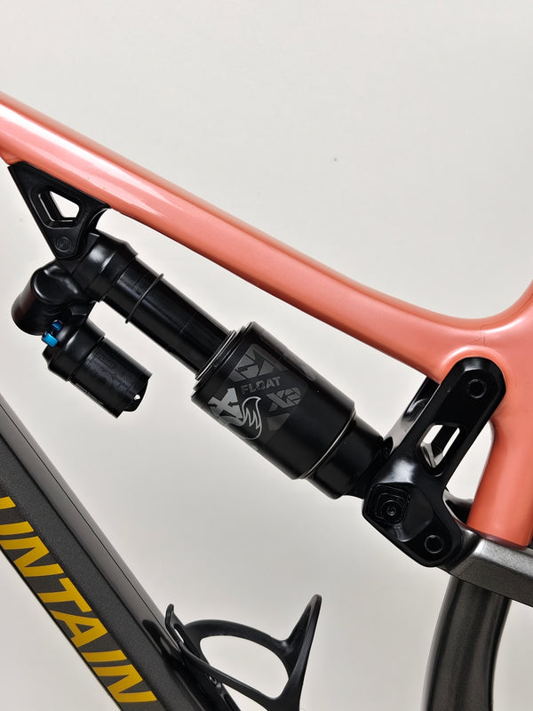 Aerial view of the Rocky Mountain Altitude Carbon 70 2022 mountain bike emphasizing its components for £2,590.00 with free UK delivery.