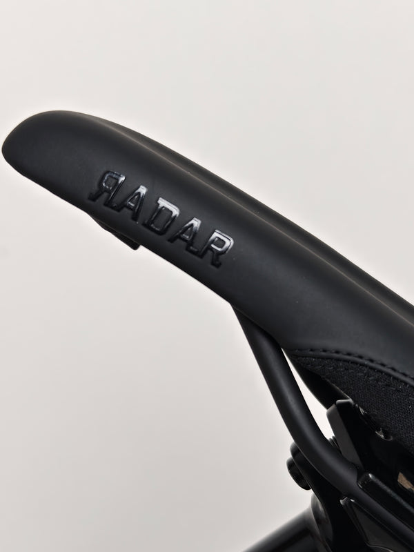 Image of the dropper seatpost on the Rocky Mountain Altitude Carbon 70 2022, demonstrating its excellent functionality for £2,590.00 with free UK delivery.