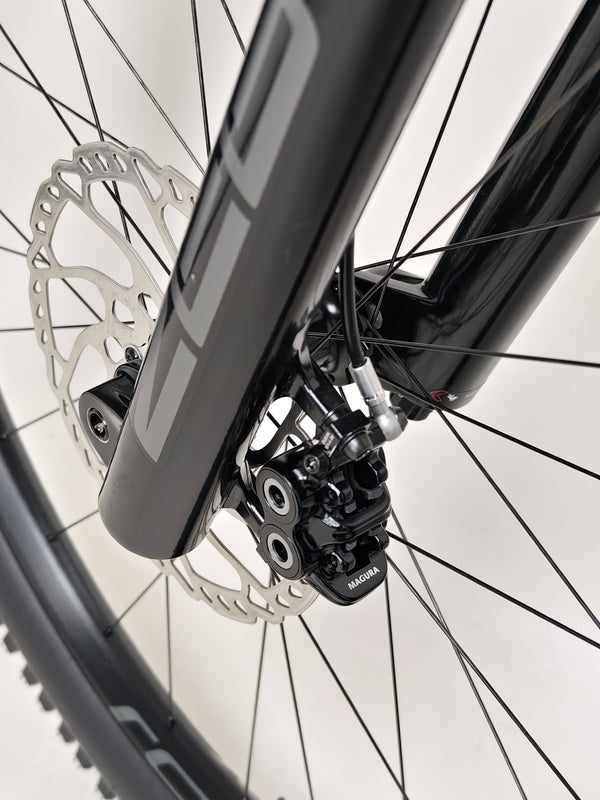 Profile view of the Rocky Mountain Altitude Carbon 70 2022 highlighting its suspension features, available for £2,590.00 with free UK delivery.