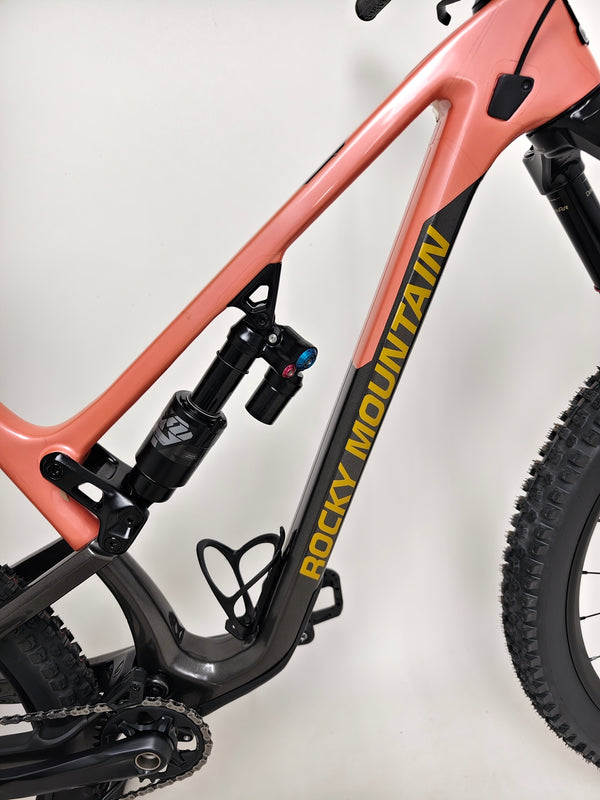 Detailed image of the handlebars of the Rocky Mountain Altitude Carbon 70 2022, an excellent choice for performance at £2,590.00 with free UK delivery.