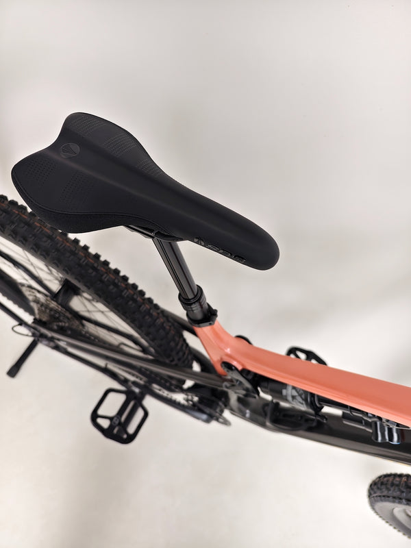 Image showing the complete setup of the Rocky Mountain Altitude Carbon 70 2022 mountain bike, an excellent investment for £2,590.00 with free UK delivery.