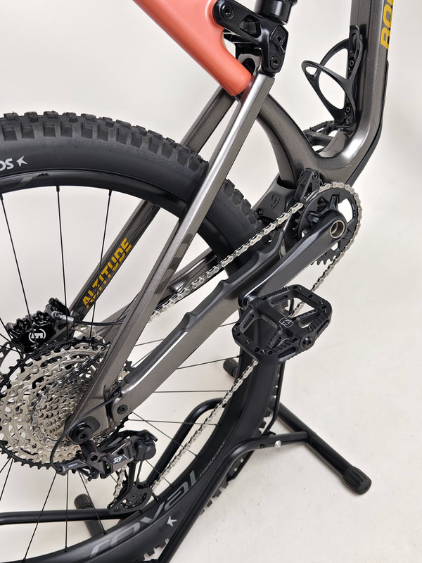 Detailed image of the bike gears on the Rocky Mountain Altitude Carbon 70 2022, essential for mountain biking, now available for £2,590.00 with free UK delivery.