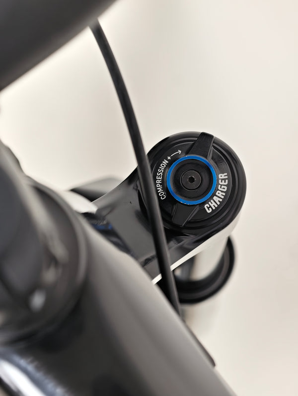 Detailed view of Giant Reign Advanced Pro 2 29 Carbon wheel and tyre setup, LARGE size, in Excellent condition, RRP £4,499.00, now available for £1,790.00!