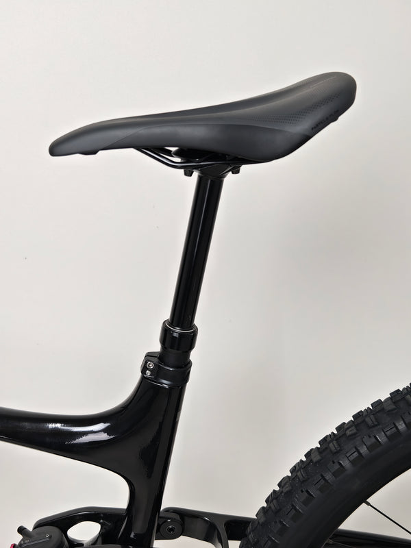 Giant Reign Advanced Pro 2 29 Carbon bike with a focus on high-performance features, in Very Good Condition, LARGE, RRP £4,499.00, current sale price £1,790.00!