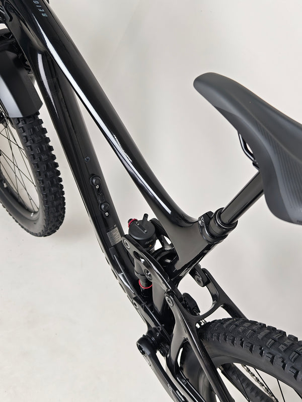 Action shot of Giant Reign Advanced Pro 2 29 Carbon bike capturing mountain biking terrain, showcasing features, in Very Good Condition, LARGE size, originally £4,499.00, now £1,790.00!