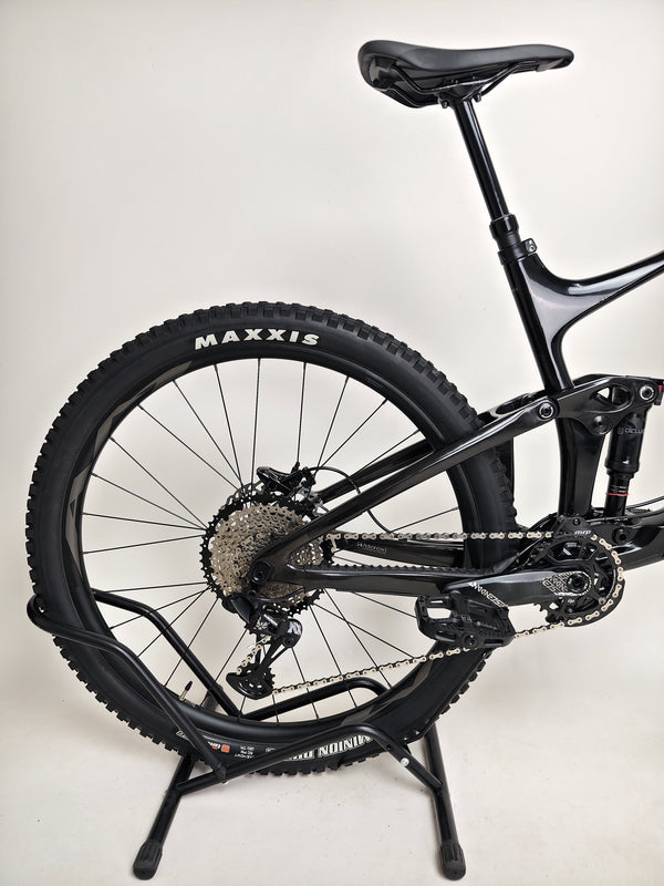 Mountain view with Giant Reign Advanced Pro 2 29 Carbon bike on trail, highlighting its outdoor performance, in Very Good Condition, LARGE, RRP £4,499.00, our price only £1,790.00!