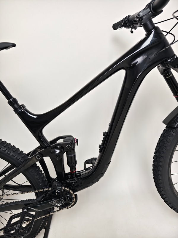 Detailed view of the Giant Reign Advanced Pro 2 29 Carbon seat post and dropper feature, LARGE frame in Very Good Condition, RRP £4,499.00, sale price £1,790.00!