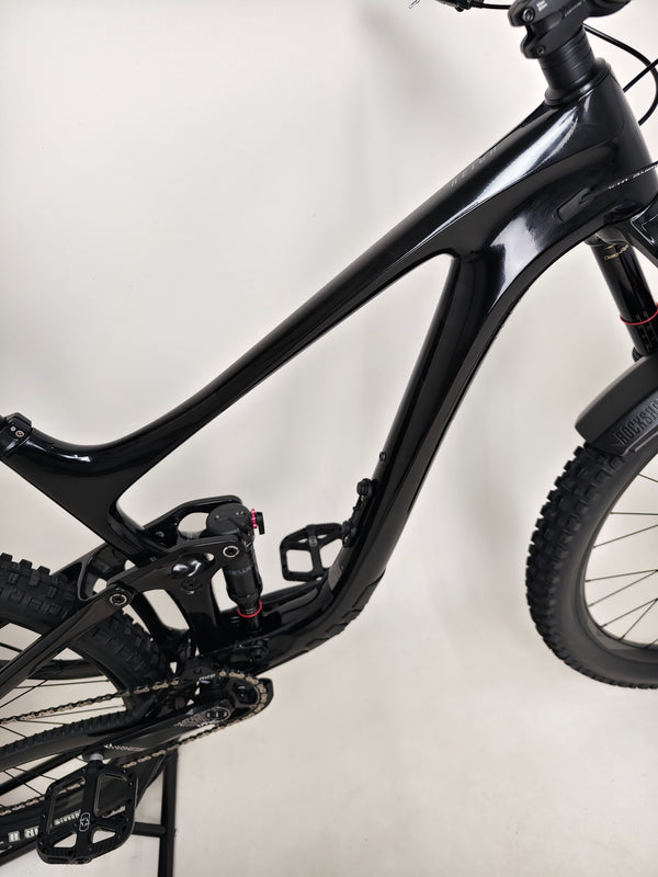 Giant Reign Advanced Pro 2 29 Carbon bike with close-up of frame and paintwork details, in Very Good Condition, LARGE size, RRP £4,499.00, now for £1,790.00!