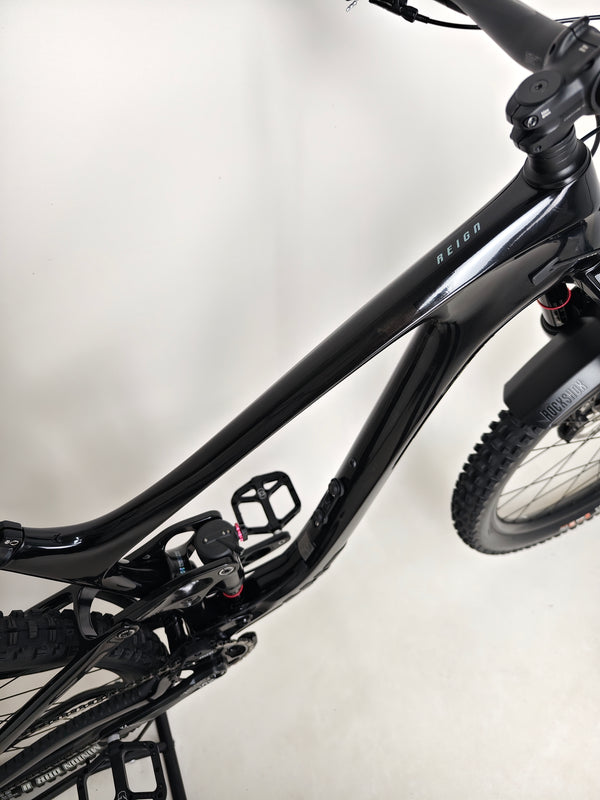 Detailed photo of Giant Reign Advanced Pro 2 29 Carbon suspension components, in Very Good Condition, LARGE size, RRP £4,499.00, now just £1,790.00!