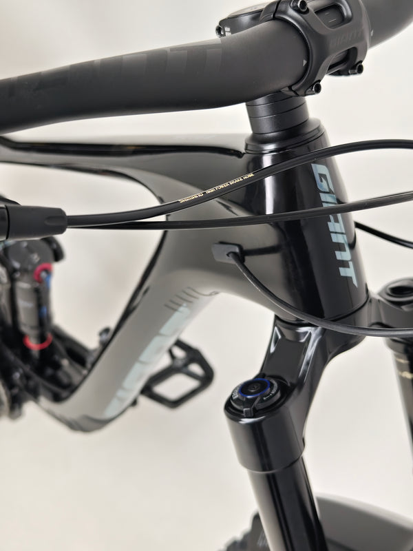 Giant Reign Advanced Pro 2 29 Carbon showcased in a performance setup, highlighting its features and condition, LARGE size, RRP £4,499.00, available for £1,790.00!