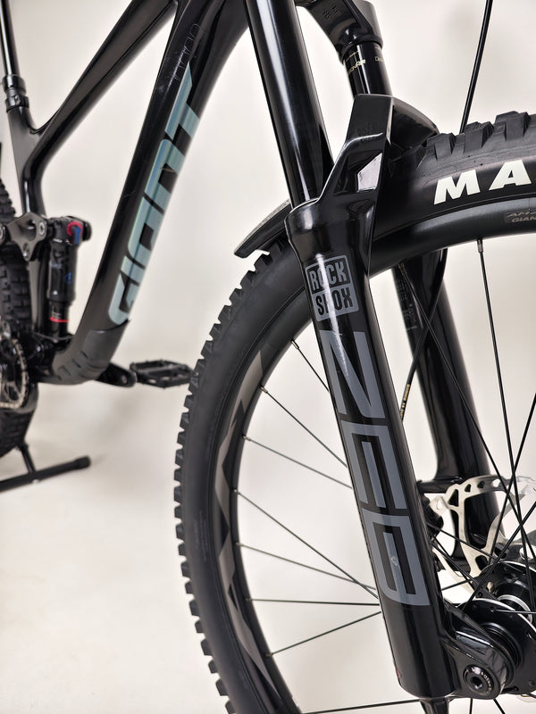 Close-up photo of the Giant Reign Advanced Pro 2 29 Carbon's control components, in Very Good Condition, LARGE size, originally £4,499.00, now just £1,790.00!