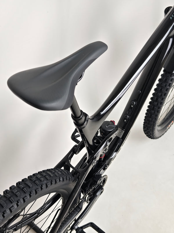 Giant Reign Advanced Pro 2 29 Carbon in an outdoor action shot, displaying impressive capabilities, in Very Good Condition, LARGE, was £4,499.00, now £1,790.00!