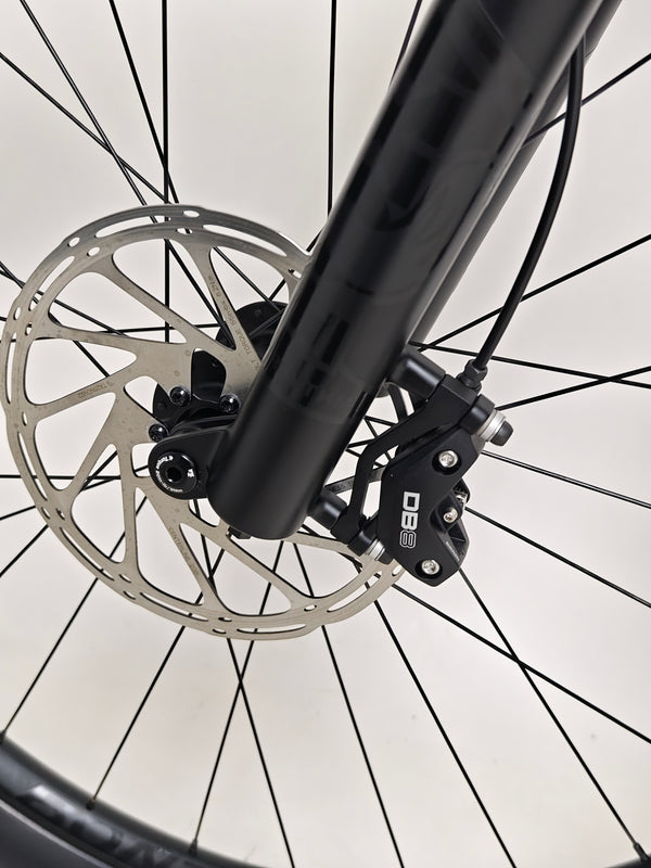 TREK Fuel EX 9.7 Gen 6 2023 FS CARBON / M-L / FOX / RRP: £4,175.00 / LIKE NEW! / Get it for £2,090.00 including FREE UK Delivery! - Image showing components ready for racing.