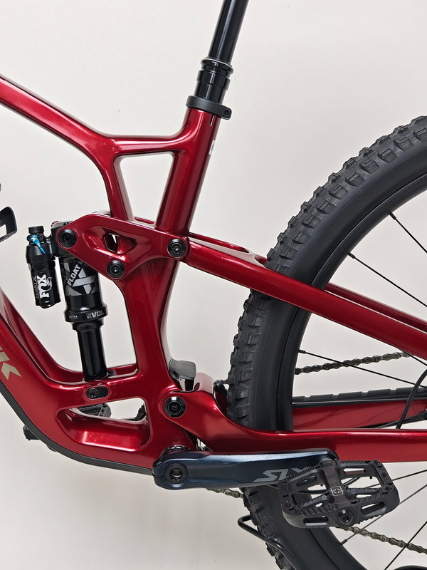 TREK Fuel EX 9.7 Gen 6 2023 FS CARBON / M-L / FOX / RRP: £4,175.00 / LIKE NEW! / Get it for £2,090.00 including FREE UK Delivery! - Close-up on the bike’s cockpit and safety features.