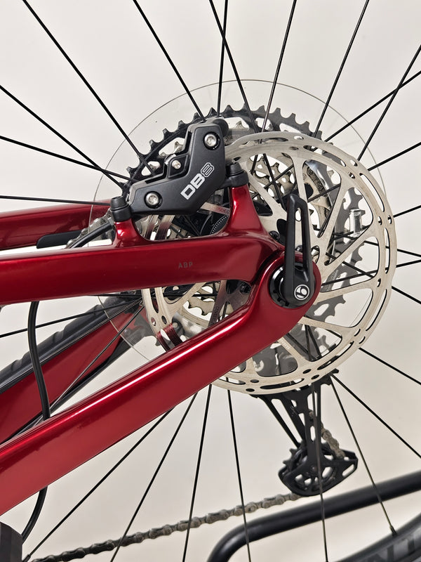 TREK Fuel EX 9.7 Gen 6 2023 FS CARBON / M-L / FOX / RRP: £4,175.00 / LIKE NEW! / Get it for £2,090.00 including FREE UK Delivery! - Detail of the bike tire pattern and traction.