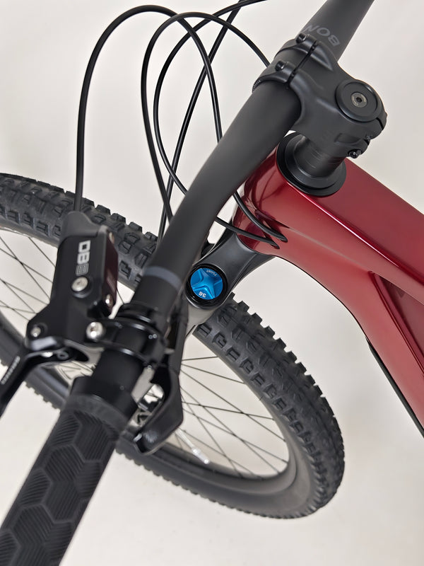 TREK Fuel EX 9.7 Gen 6 2023 FS CARBON / M-L / FOX / RRP: £4,175.00 / LIKE NEW! / Get it for £2,090.00 including FREE UK Delivery! - Side view showcasing the carbon quality and finish.