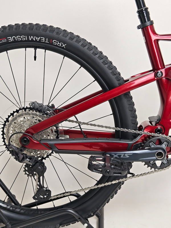 TREK Fuel EX 9.7 Gen 6 2023 FS CARBON / M-L / FOX / RRP: £4,175.00 / LIKE NEW! / Get it for £2,090.00 including FREE UK Delivery! - Close-up shot of the crankset and pedals.