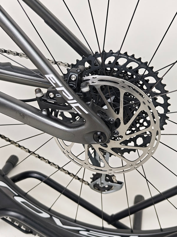 Specialized Epic EVO Expert 2022 zoomed in view of tires and wheels, Medium, in Excellent Condition! Original RRP: £7,750.00, yours for £2,790.00 with FREE Delivery!