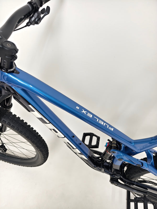 Complete overview of Trek Fuel EX 8 XT 2022 mountain bike, featuring FOX dropper post, LARGE size, Excellent Condition, £1,720.00 at eMado Bikes!