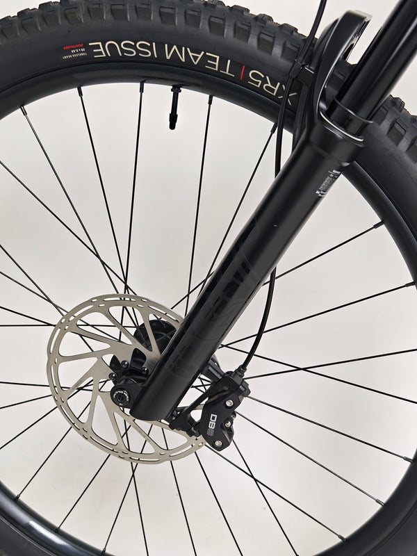 Front detail of Trek Fuel EX 8 XT 2022 bike showcasing its features, LARGE size, FOX, in Excellent Condition for £1,720.00 at eMado Bikes!