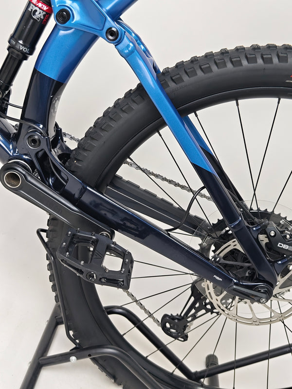 Overview of Trek Fuel EX 8 XT 2022 mountain bike, LARGE size, FOX dropper in Excellent Condition, purchase for £1,720.00 at eMado Bikes!