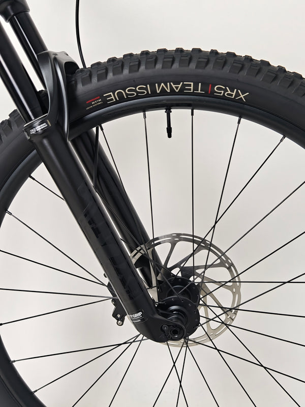 Trek Fuel EX 8 XT 2022 bike highlighting key features, in Excellent Condition, LARGE size, buy it for £1,720.00 at eMado Bikes!