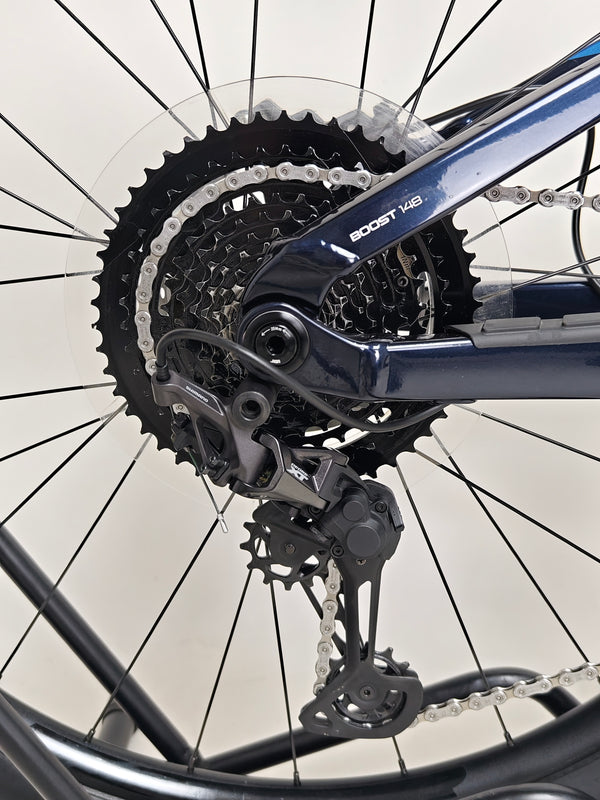 Front fork of the Trek Fuel EX 8 XT 2022, showcasing FOX technology, in Excellent Condition, LARGE size, buy for £1,720.00 at eMado Bikes!