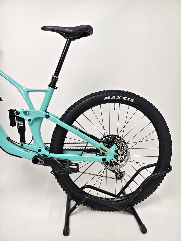 GT Sensor Carbon Pro LE 2024 / LARGE / RRP £5,000.00 / Excellent Condition! / Our Price ONLY £2,050.00 including Free UK Delivery – rear triangle and linkage detail showing 12x148 compatibility
