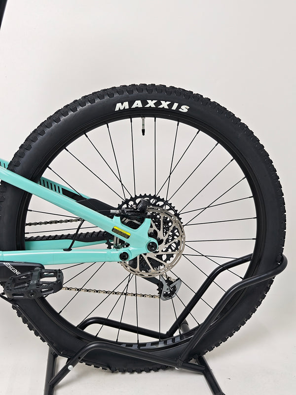 GT Sensor Carbon Pro LE 2024 / LARGE / RRP £5,000.00 / Excellent Condition! / Our Price ONLY £2,050.00 including Free UK Delivery – front tyre DHF Exo TR and fork detail on the GT Sensor Carbon Pro LE