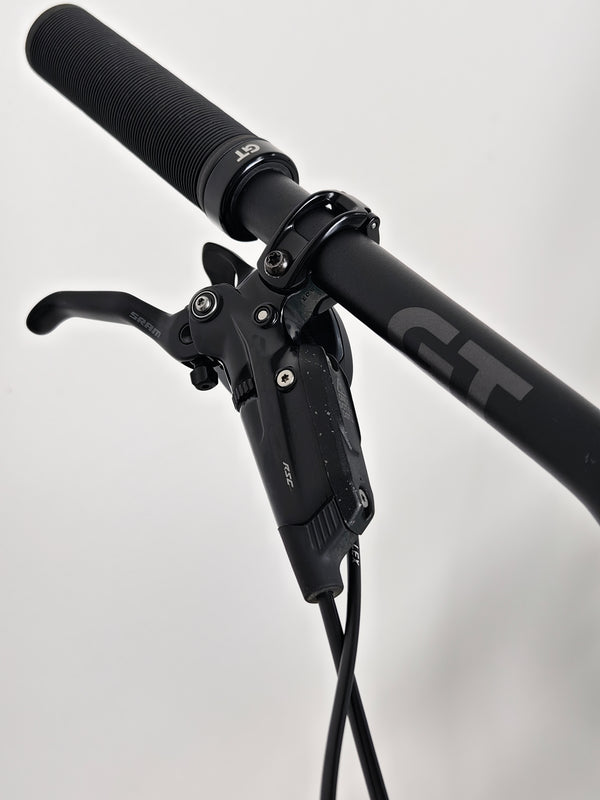GT Sensor Carbon Pro LE 2024 / LARGE / RRP £5,000.00 / Excellent Condition! / Our Price ONLY £2,050.00 including Free UK Delivery – fork crown and decals close-up on RockShox Lyrik Ultimate