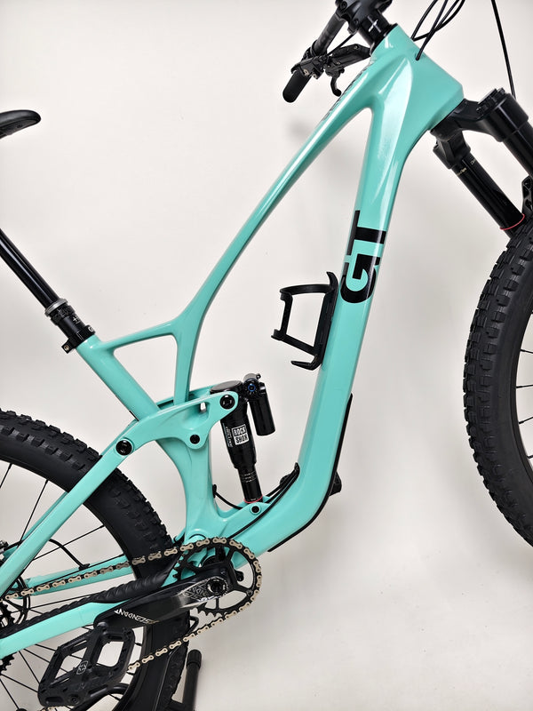 GT Sensor Carbon Pro LE 2024 / LARGE / RRP £5,000.00 / Excellent Condition! / Our Price ONLY £2,050.00 including Free UK Delivery – tubeless-ready wheel and tyre close-up (WTB KOM Trail i30, Maxxis Minion) on the GT MTB