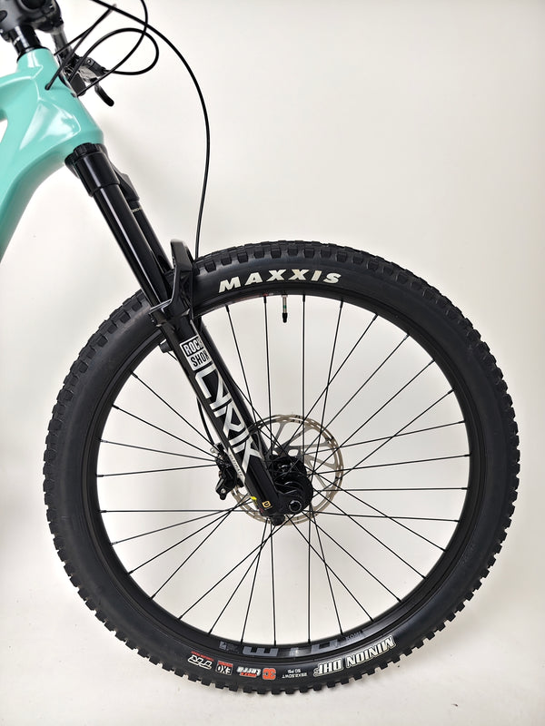 GT Sensor Carbon Pro LE 2024 / LARGE / RRP £5,000.00 / Excellent Condition! / Our Price ONLY £2,050.00 including Free UK Delivery – front hub and 15x110mm thru-axle view on the GT mountain bike