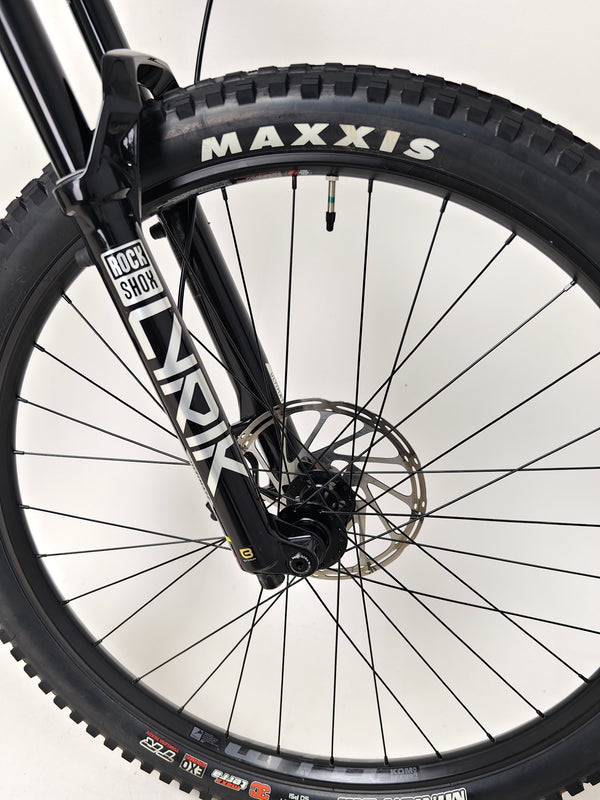 GT Sensor Carbon Pro LE 2024 / LARGE / RRP £5,000.00 / Excellent Condition! / Our Price ONLY £2,050.00 including Free UK Delivery – front wheel hub and tyre tread detail