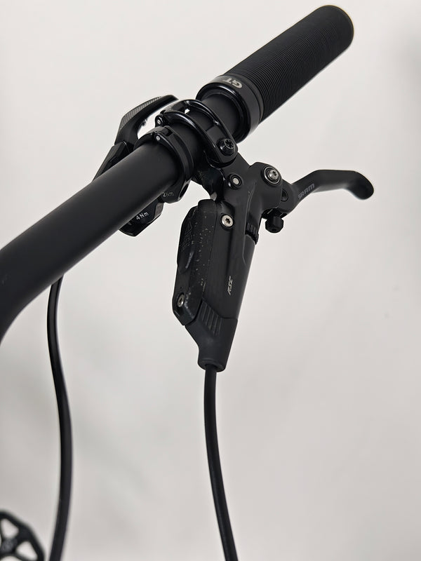 GT Sensor Carbon Pro LE 2024 / LARGE / RRP £5,000.00 / Excellent Condition! / Our Price ONLY £2,050.00 including Free UK Delivery – front tyre and fork leg close-up on the GT Sensor Carbon Pro LE