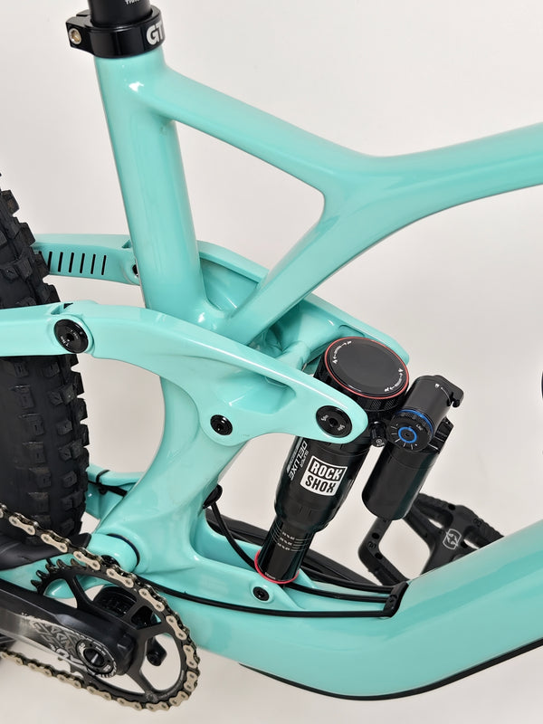 GT Sensor Carbon Pro LE 2024 / LARGE / RRP £5,000.00 / Excellent Condition! / Our Price ONLY £2,050.00 including Free UK Delivery – rear view showing suspension, tyres and gear cluster