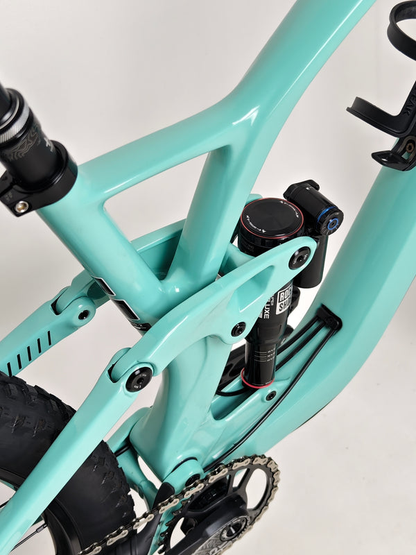 GT Sensor Carbon Pro LE 2024 / LARGE / RRP £5,000.00 / Excellent Condition! / Our Price ONLY £2,050.00 including Free UK Delivery – brake rotor and calliper close-up on the rear wheel