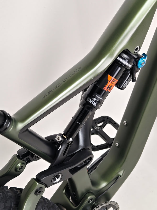 Orbea Rallon M20 Carbon 2021/ LARGE / FOX 38 / RRP: £4,259.00 / Very Good Condition! front wheel and fork dropout area