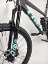 Trek Remedy 8 2023 LARGE — wheels and tubeless-ready Bontrager Line Comp 30 detail