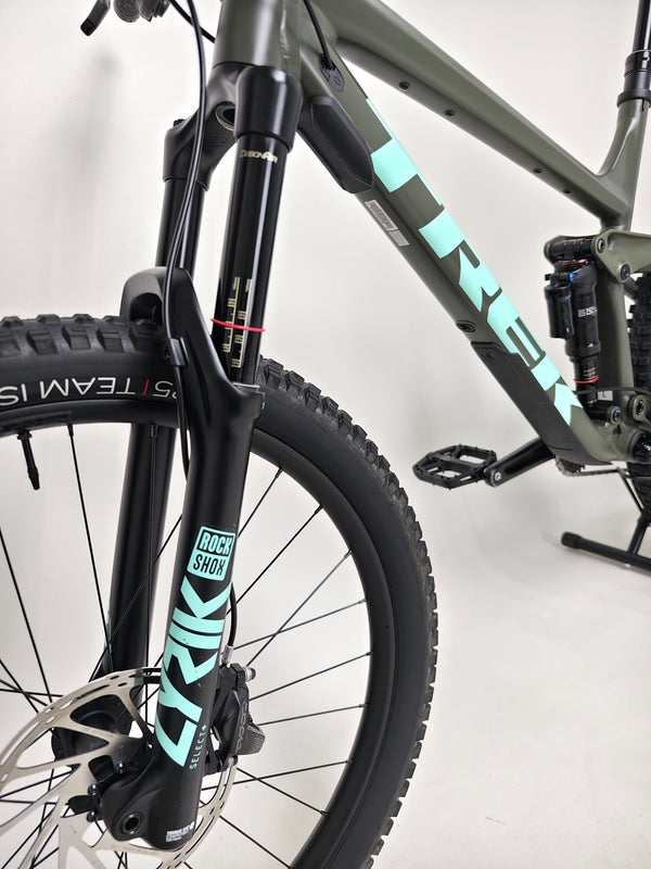 Trek Remedy 8 2023 LARGE — wheels and tubeless-ready Bontrager Line Comp 30 detail