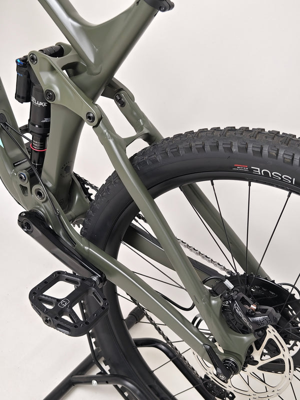 Trek Remedy 8 2023 LARGE — RockShox Super Deluxe Select+ shock detail