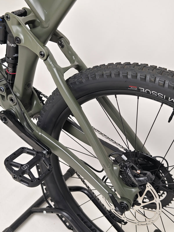 Trek Remedy 8 2023 LARGE — tyre sidewall and tubeless sealant area