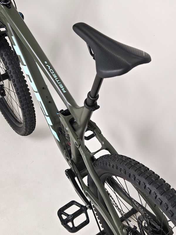 Trek Remedy 8 2023 LARGE — frame and shock linkage from the side