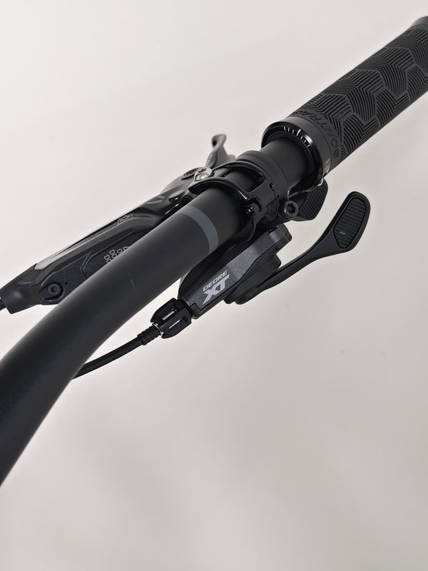 Trek Remedy 8 2023 LARGE — seat tube and dropper cable routing detail
