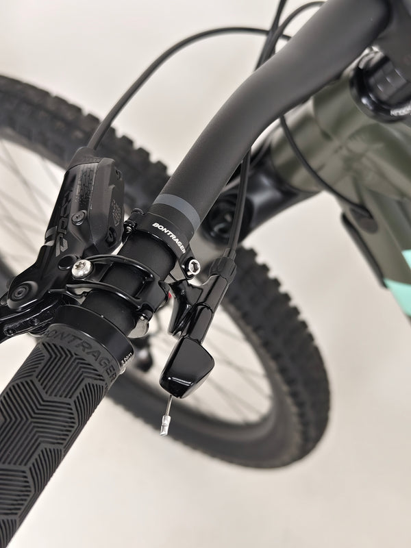 Trek Remedy 8 2023 LARGE — crankset and chainring close-up on used bike