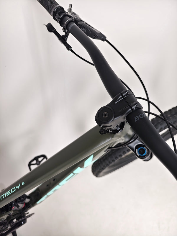 Trek Remedy 8 2023 LARGE — front rotor and brake mounting detail